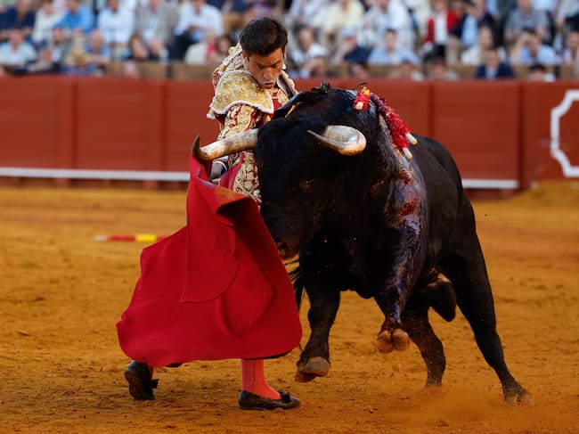 SEVILLA, 29/04/2025.- El diestro Rubén Pinar en su faena durante el tercer día de la Feria de Abril de la Maestranza que se ha celebrado hoy martes en Sevilla. EFE/Julio Muñoz