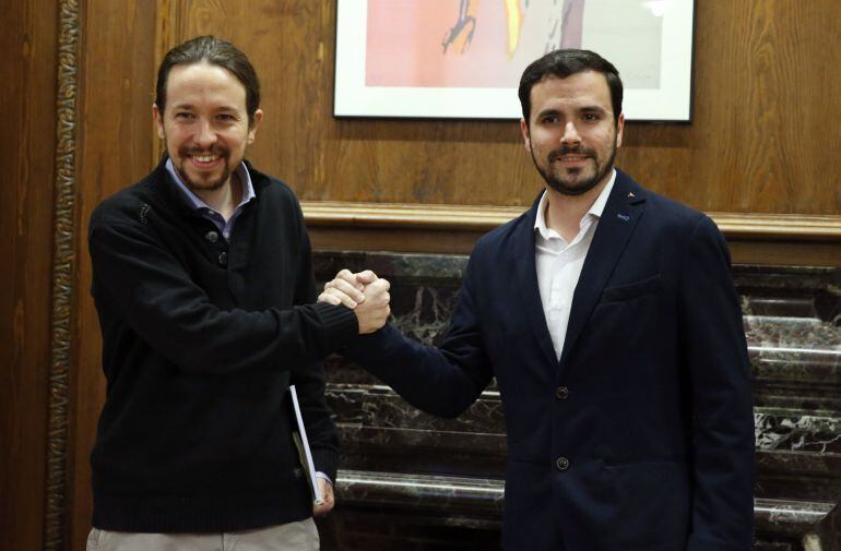 El secretario general de Podemos, Pablo Iglesias, y el portavoz de IU-UP, Alberto Garzón.