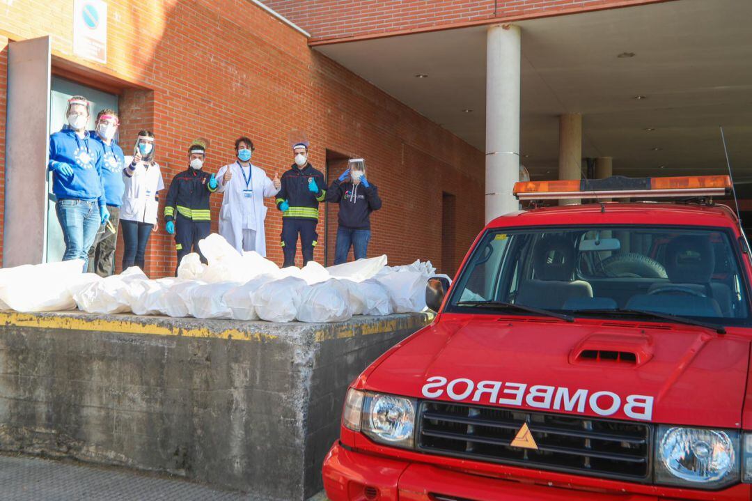 Momento de la entrega de las pantallas