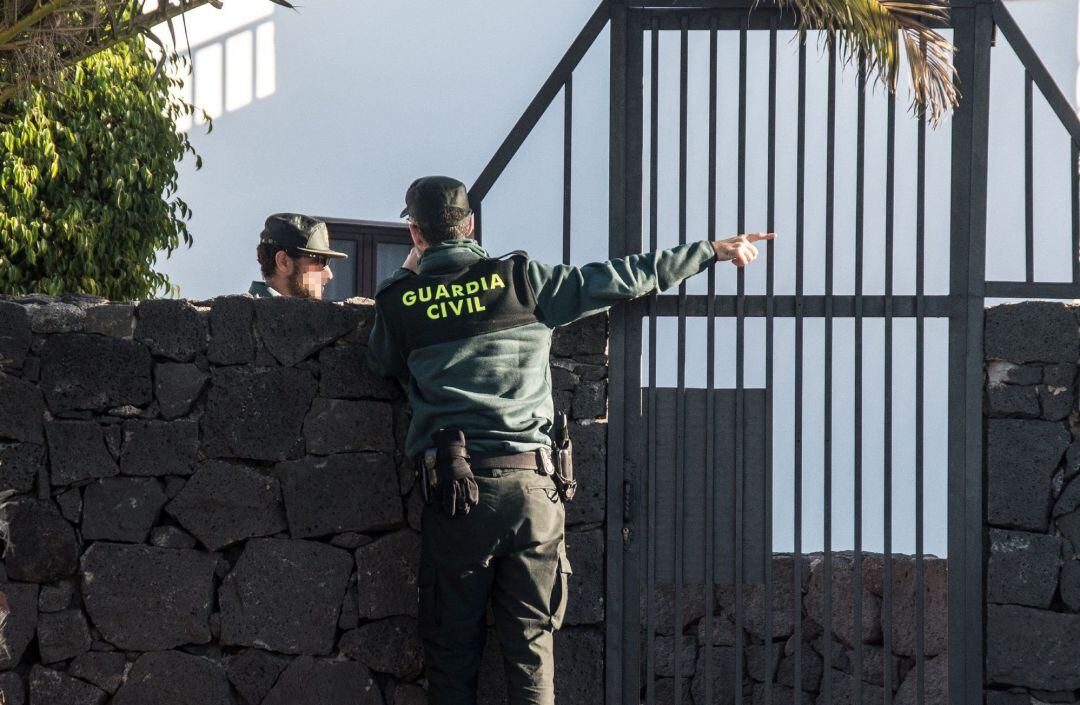 Efectivos de la Guardia Civil se personan en el domicilio de Romina Celeste.