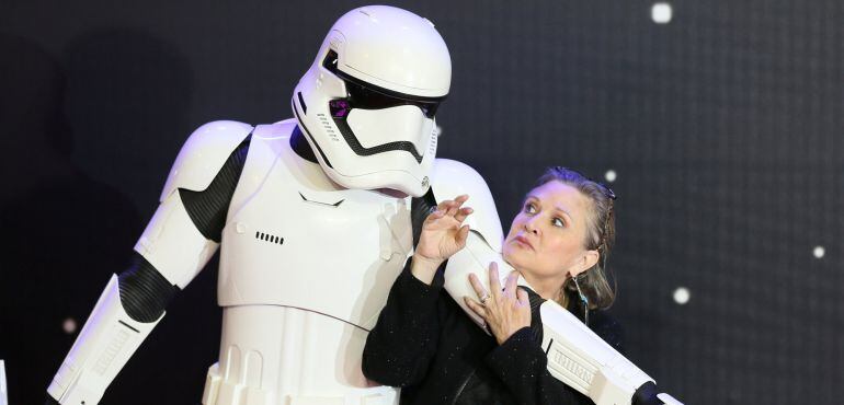 La actriz, Carrie Fisher, posa para las cámara en la European Premiere de &#039;Star Wars, el despertar de la fuerza&#039; en Londres, 2015.