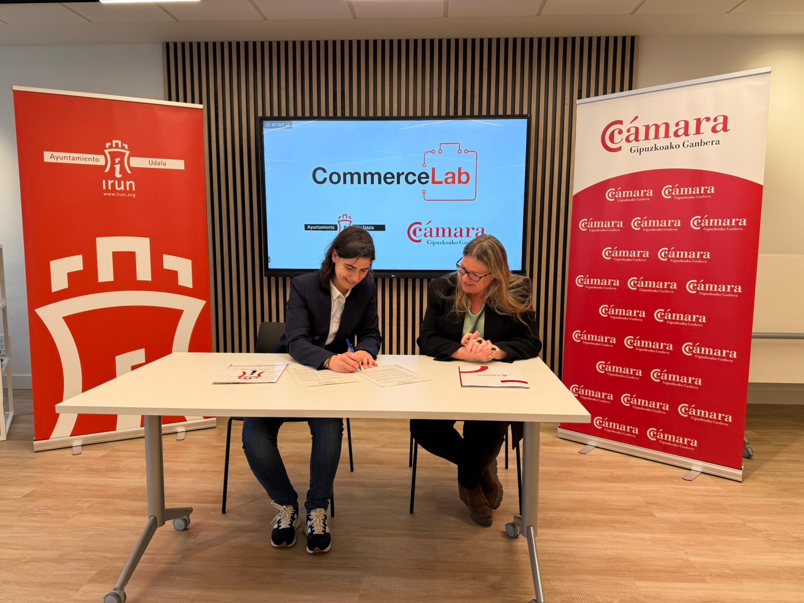 La delegada de Impulso de Ciudad y Promoción Económica, Nuria Alzaga, y la directora de Comercio de la entidad cameral guipuzcoana, Amalur Anguiozar.