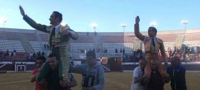 Iván Fandiño y " El CId "saliendo a hombros de la Plaza de Puertollano