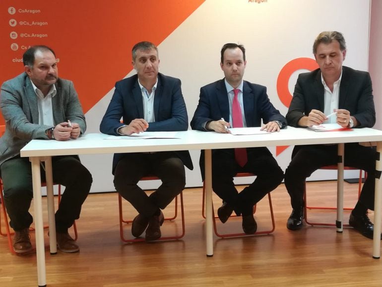 Dirigentes de C&#039;s Aragón y CCA, presentando el acuerdo de integración 