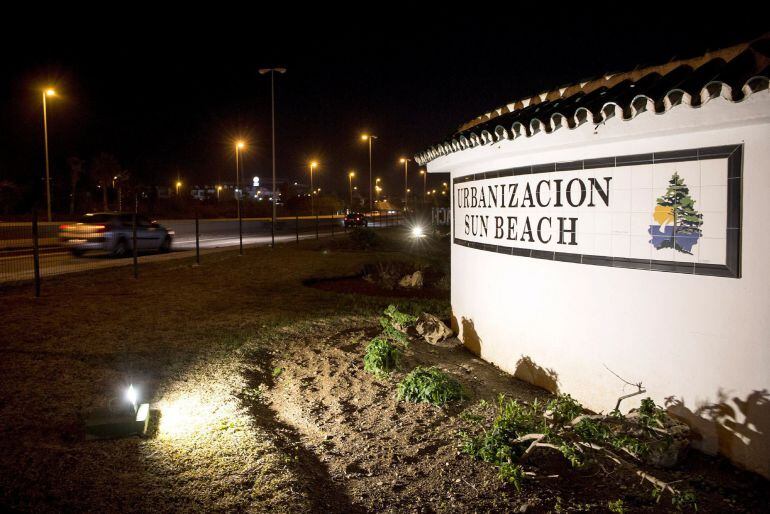 Vista de la urbanización de Estepona donde esta mañana una mujer de 65 años ha sido golpeada en la cabeza con una olla por su pareja, por lo que se encuentra ingresada muy grave en el Hospital Regional de Málaga