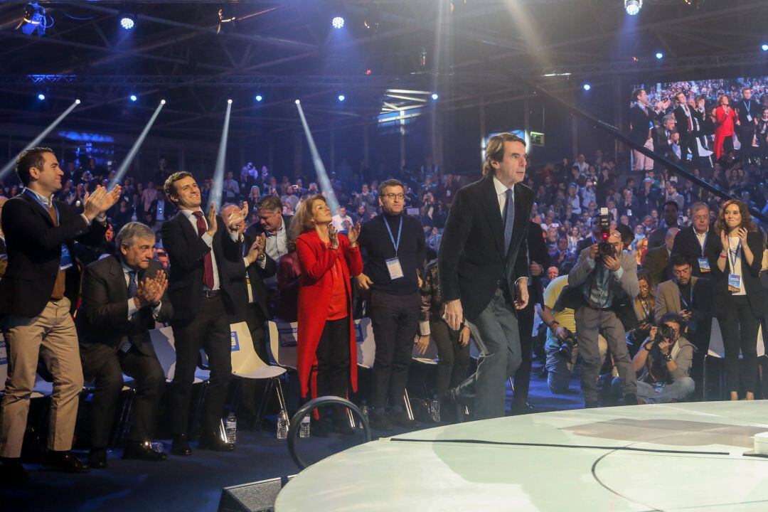 El ex presidente del Gobierno, José María Aznar, se desplaza hasta el escenario para intervenir en la segunda jornada de la Convención Nacional del PP &quot;España en libertad&quot;