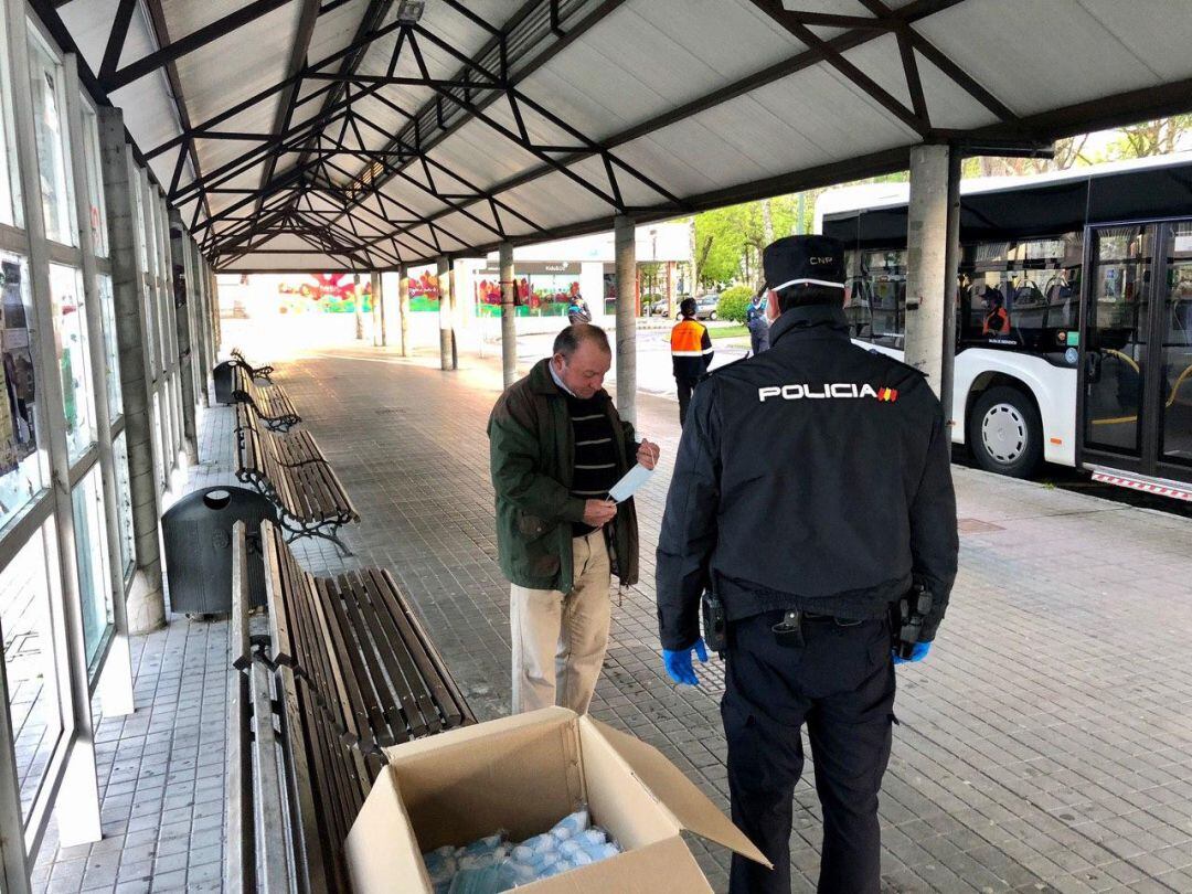 Agentes de la Policía Nacional reparten mascarillas en el entorno de la Plaza de Galicia