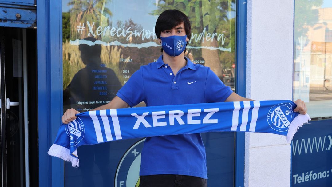 Beni posando con la bufanda del Xerez DFC