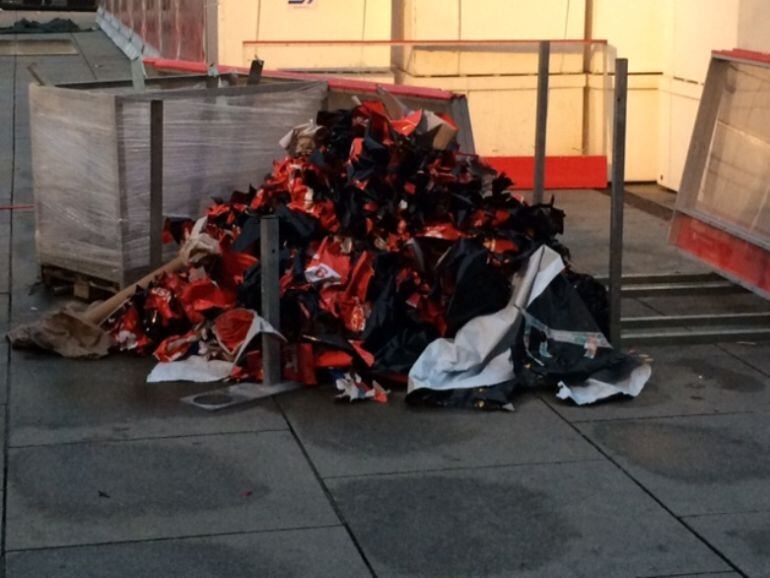 Publicidad del Ayuntamiento de Bilbao y la Diputación de Bizkaia arrancada de las vallas y amontonada junto a la pista de hielo