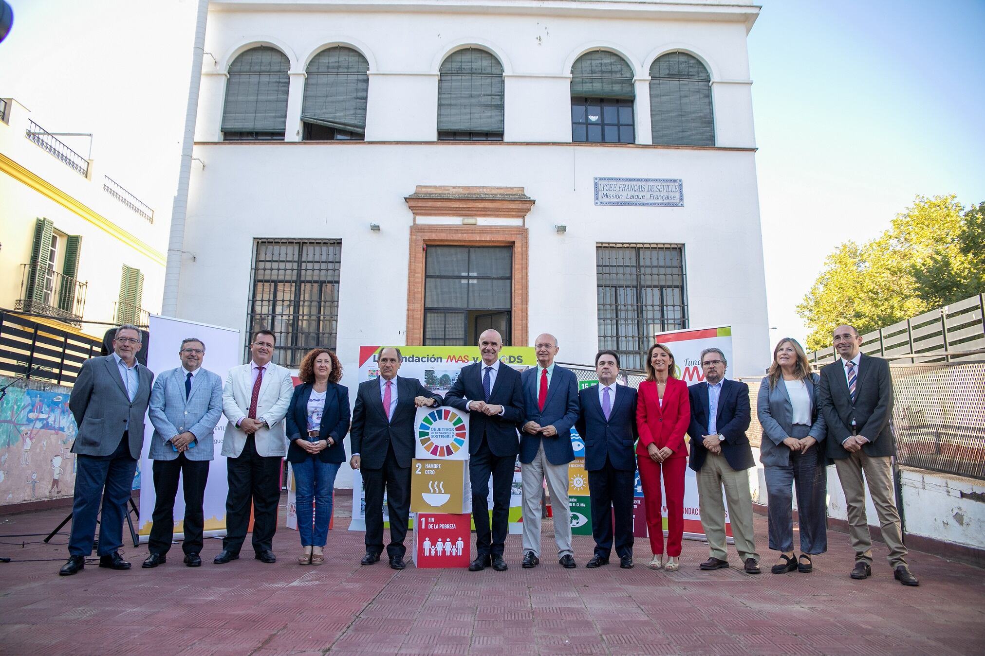 Foto de familia de los asistentes al acto de cesión del edificio del Liceo Francés a la Fundación MAS