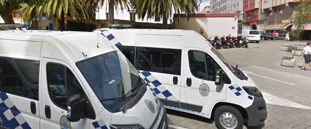 Furgones de la Policía Local ante la comisaría de Orillamar