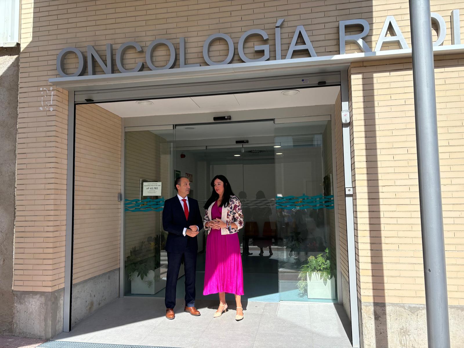 José Luis Bancalero, consejero de Sanidad, junto a la alcaldesa de Huesca, Lorena Orduna, a las puertas de la Unidad de Oncología Radioterápica