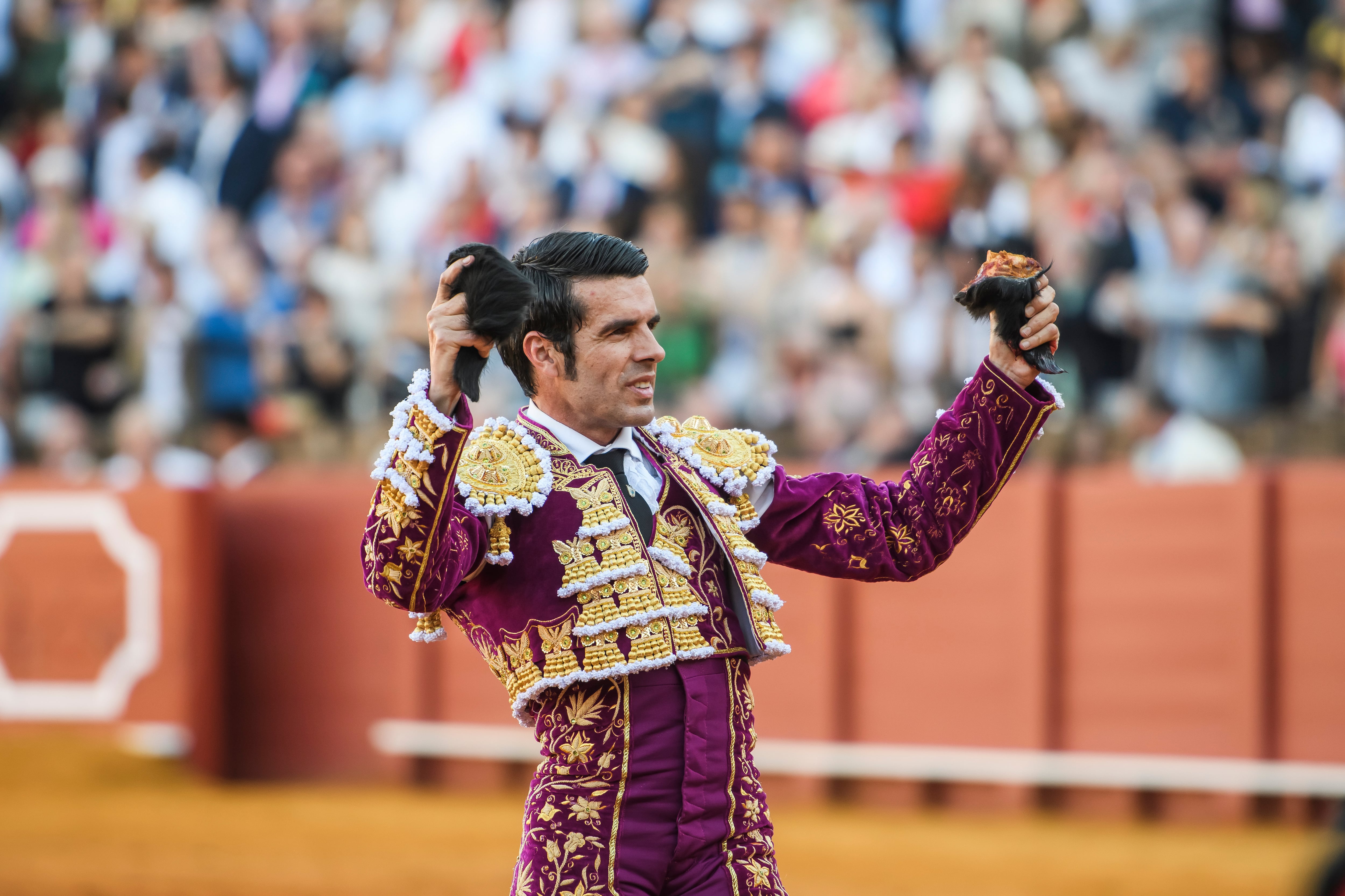 SEVILLA, 24/04/2023.- El diestro Emilio de Justo tras cortar dos orejas a su primer toro, esta tarde en la Plaza de la Maestranza de Sevilla, durante el ciclo continuado da festejos de la Feria de Abril. EFE/Raúl Caro
