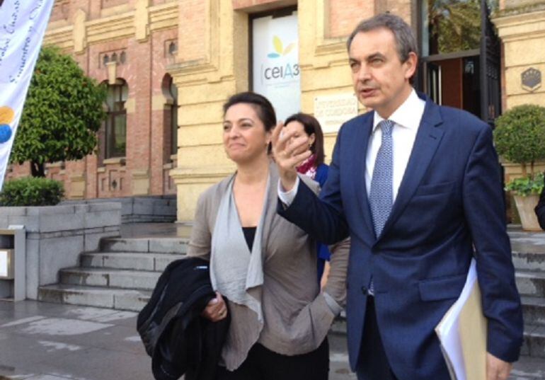 José Luis Rodríguez Zapatero al término de la conferencia acompañado de la alcaldesa de Córdoba, Isabel Ambrosio