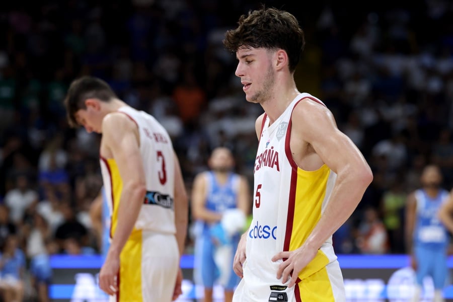 Mario Saint-Supery y Sergio de Larrea, tras la eliminación del Eurobasket. EFE/EPA/GEORGI LICOVSKI