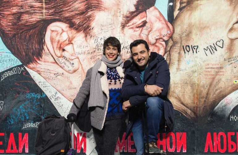 Belén Cuesta y Antonio Velázquez frente a una de las pintadas más famosas del muro de Berlín