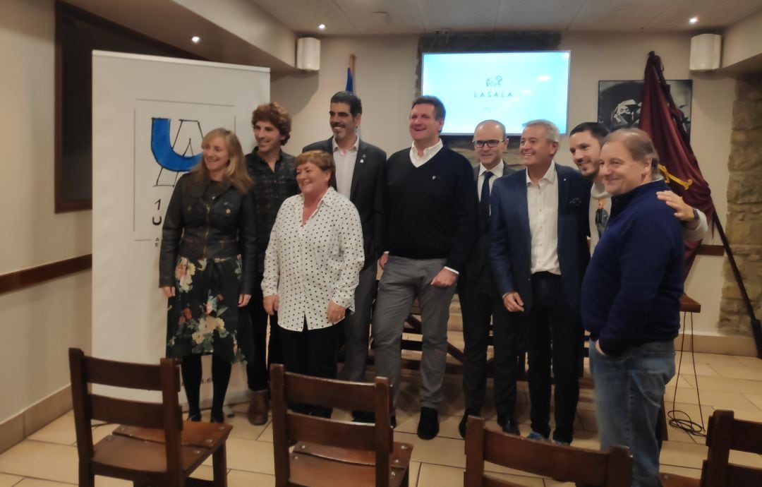 Miembros de la Unión junto con el alcalde Eneko Goia y el concejal de cultura Jon Insausti