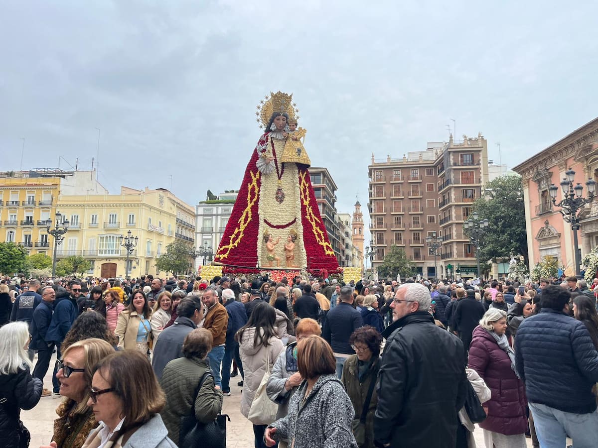 Miles de personas visitan el manto de la Virgen de los Desamparados este fin de semana tras las Fallas 2026