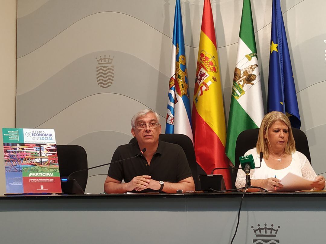 Juan Antonio Cabello, delegado de empleo, junto a Mamen Sánchez, alcaldesa de Jerez, en la presentación de la II Feria de Economia Social