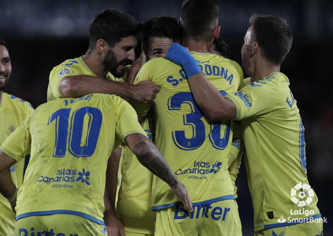 Los jugadores de Las Palmas celebran su gol frente al Tenerife