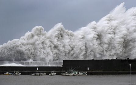 Una de las olas del tifón Jebi impacta con el puerto Aki