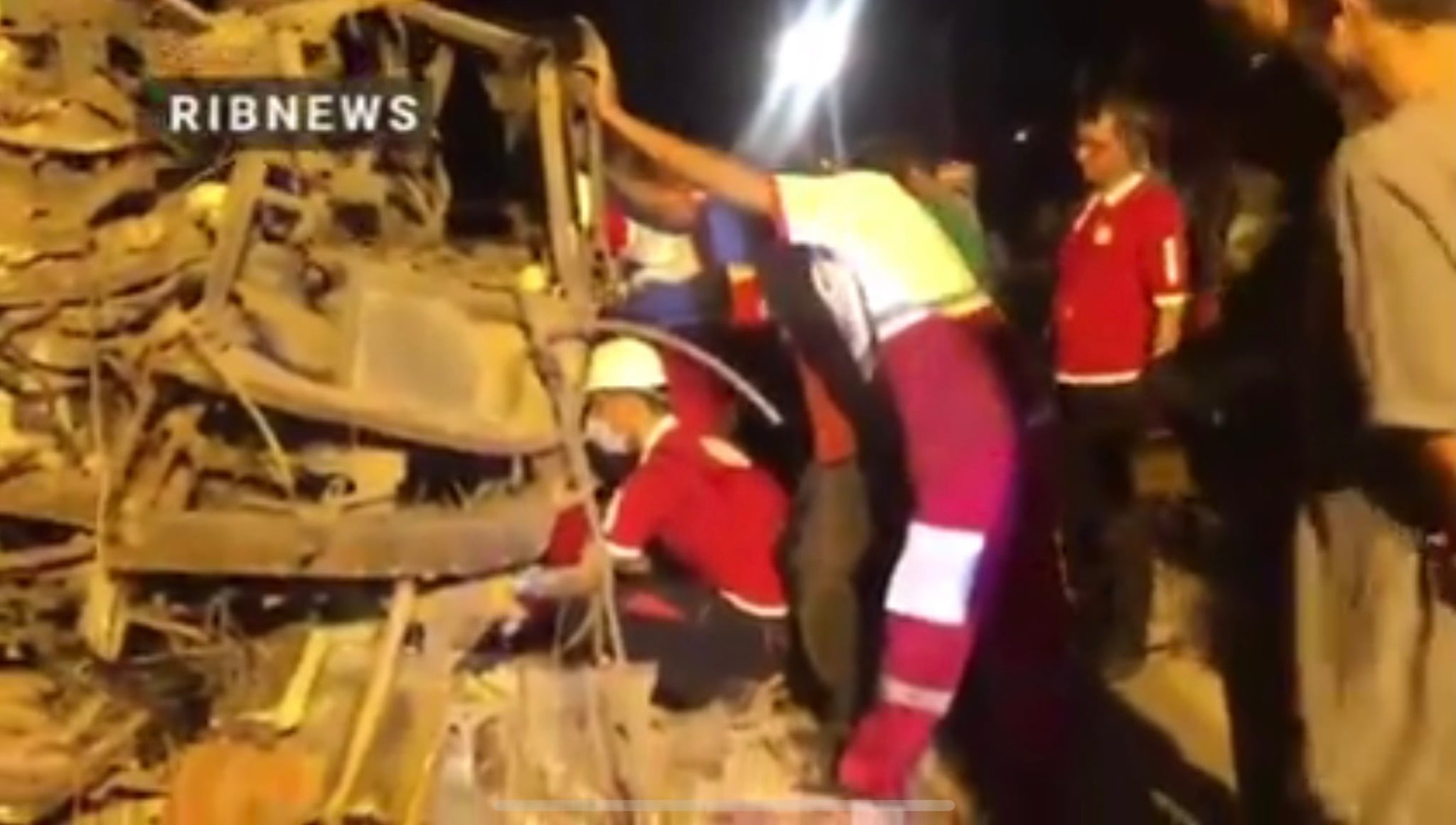 La Cruz Roja iraní, en el terrible accidente cerca de Taft, en el centro de Irán.