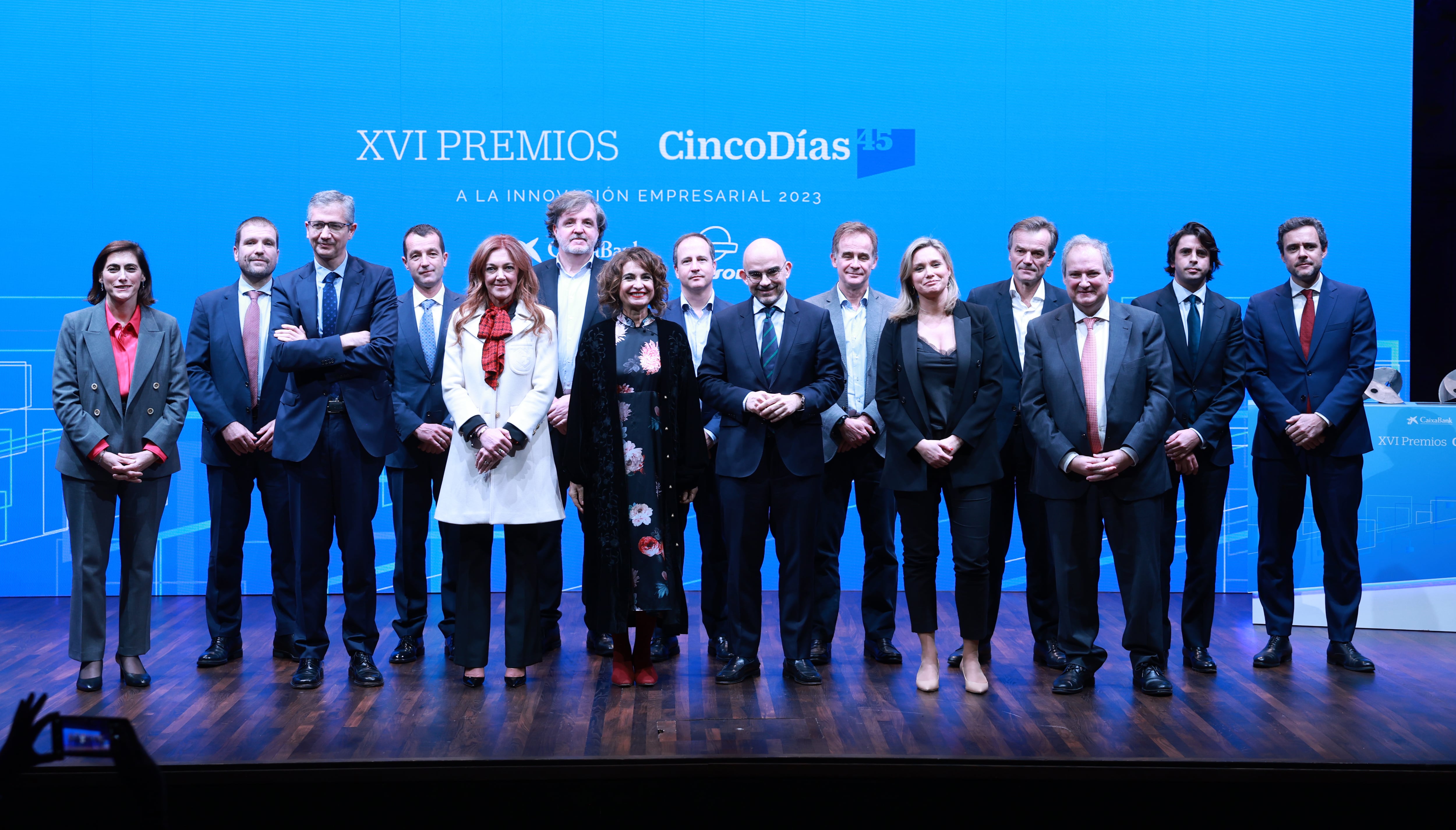 Foto de familia de los XVI premios Cinco Días.