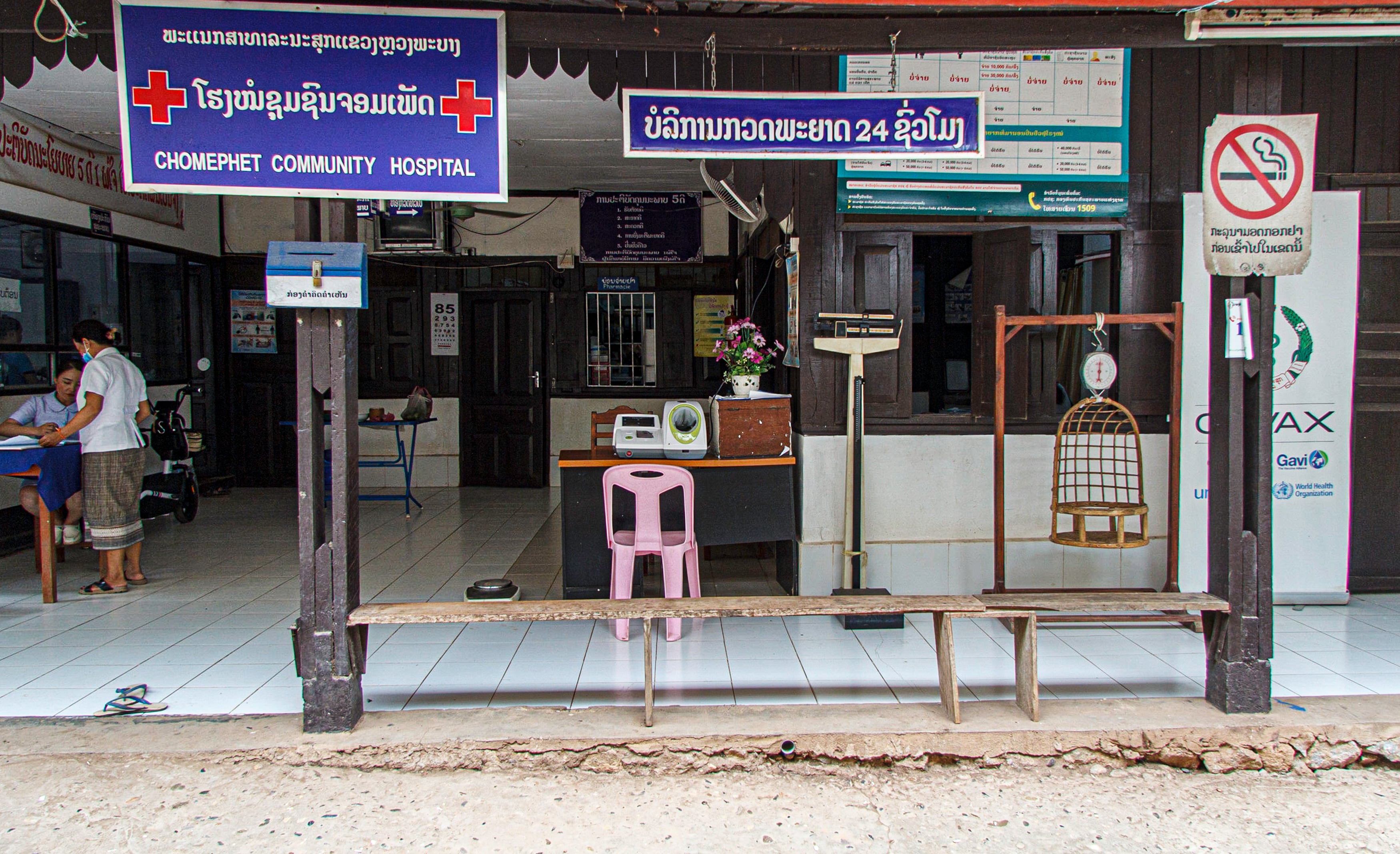 Punto de atención sanitaria en Laos. (Photo by Antoine Lassalle/Getty Images)