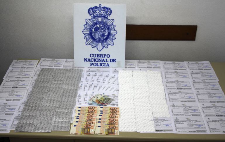 Fotografía facilitada por el Ministerio del Interior con parte del material y documentación confiscada en la operación 