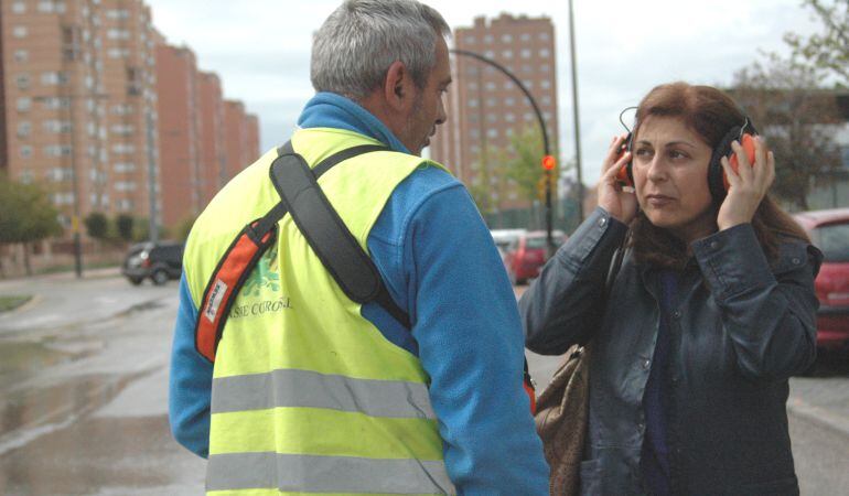 La concejala de Parla María Jesús Fúnez ha presenciado las obras para localizar la fuga en la red de riego