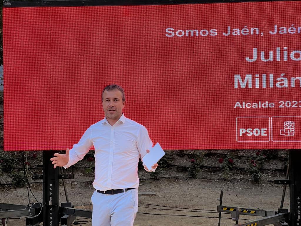 El candidato del PSOE a la Alcaldía de Jaén, Julio Millán, durante un acto electoral para el 28M de 2023