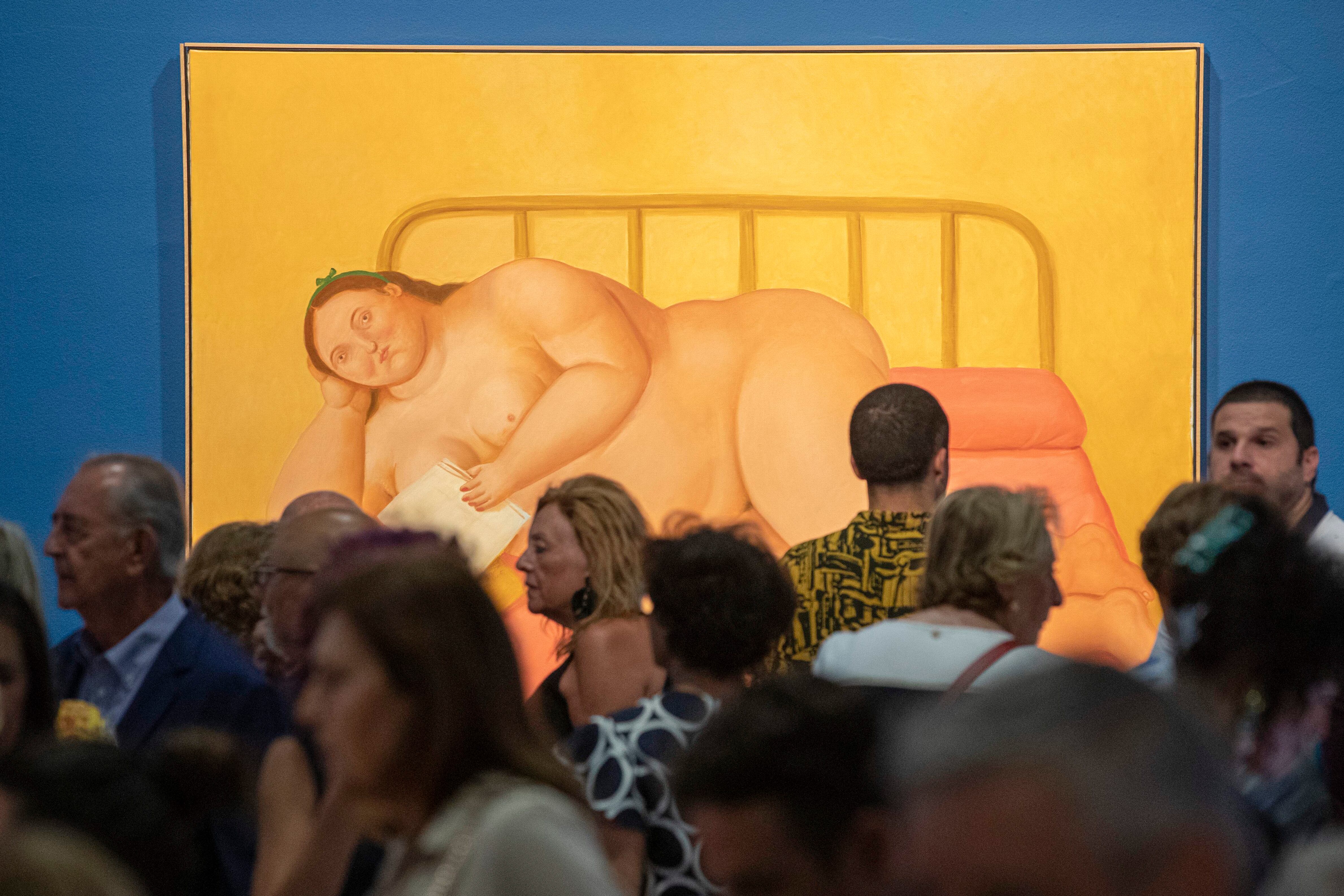 Una de las pinturas de Botero muetra la característica voluptuosidad de sus figuras y el uso del color de una forma vibrante.