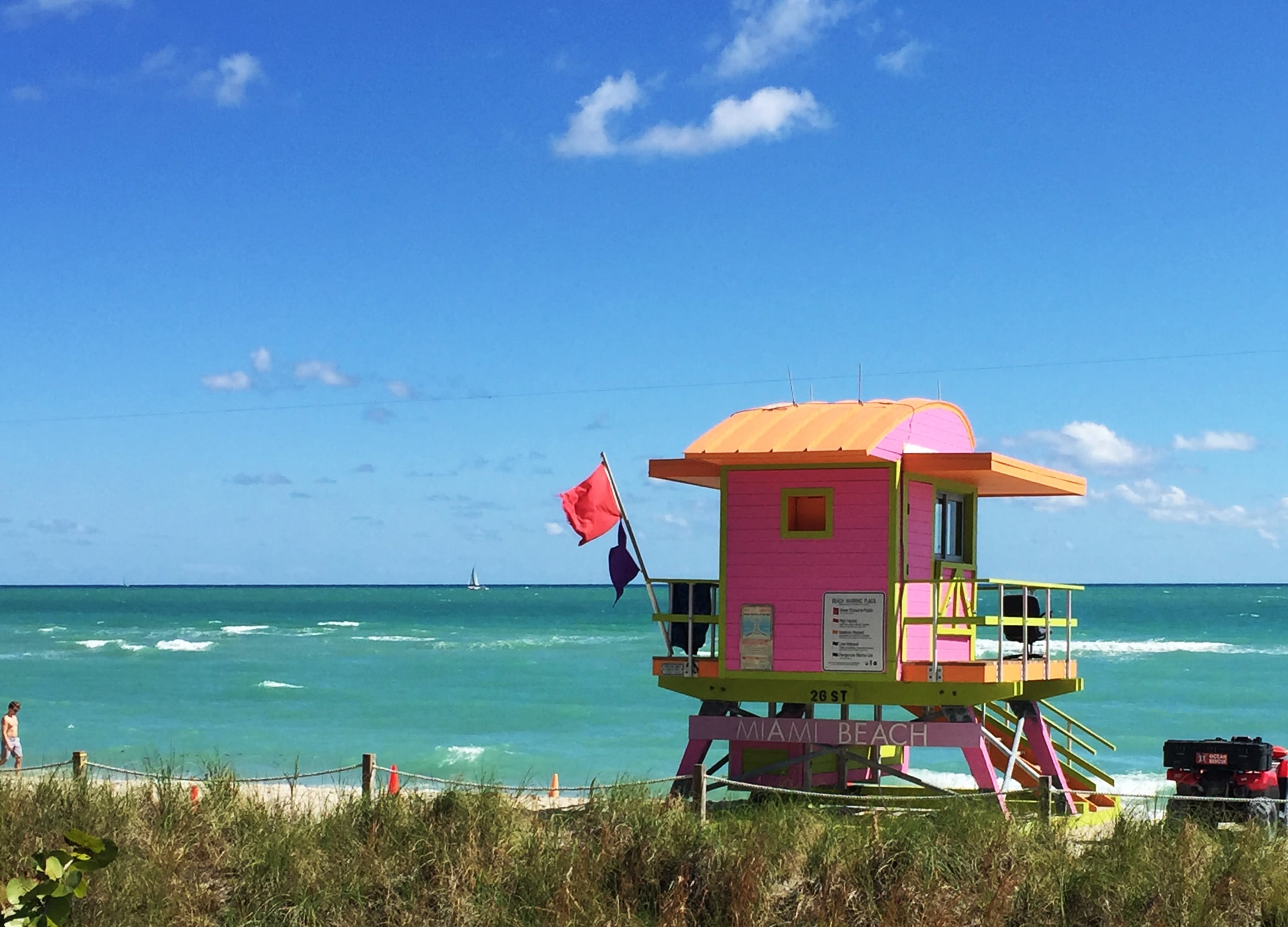 Fotografía que muestra una caseta de socorristas en la playa de Miami Beach (Estados Unidos).