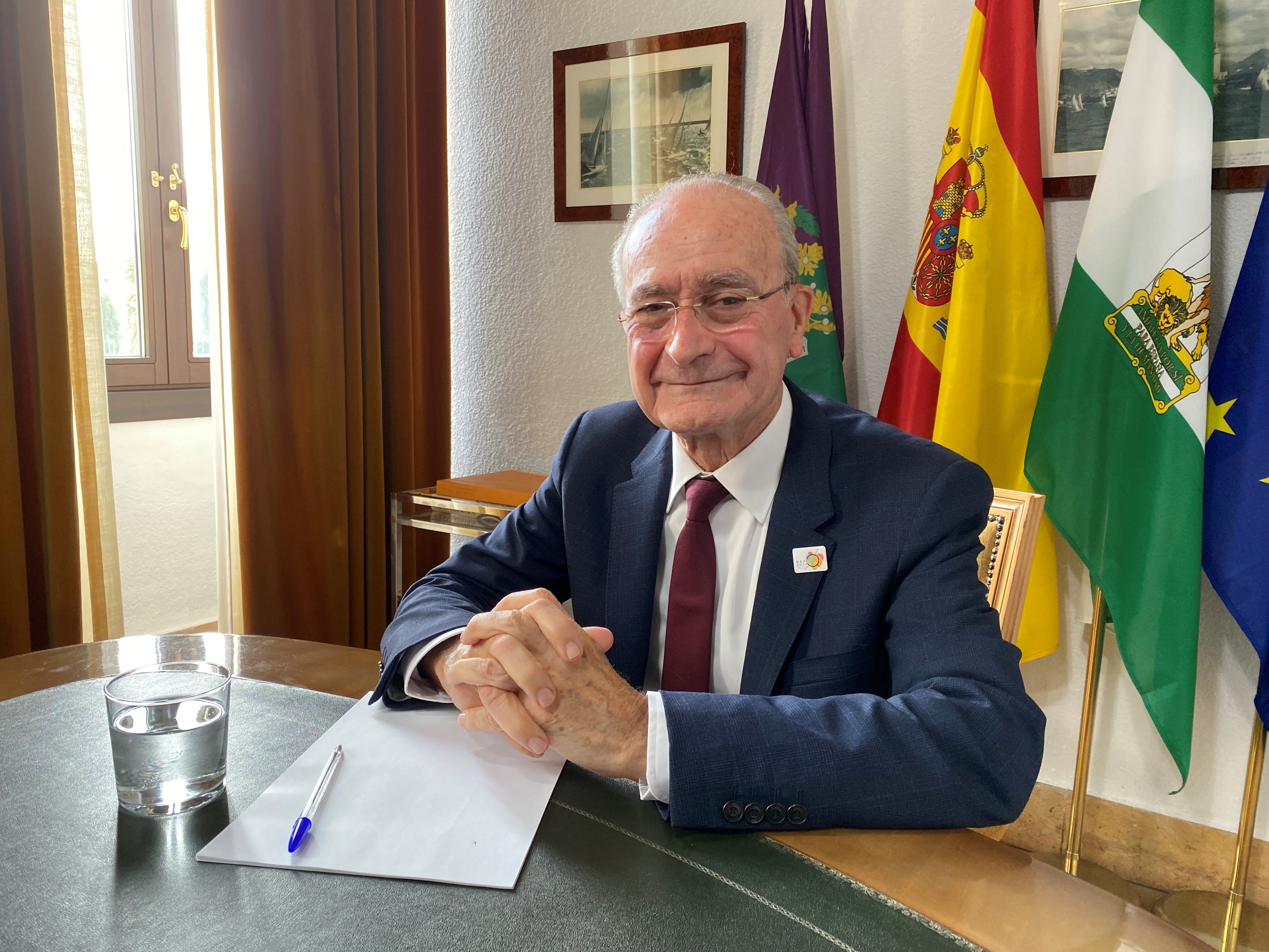 El alcalde de Málaga, Francisco de la Torre, durante una entrevista con SER Málaga en el Salón Beige del ayuntamiento de Málaga