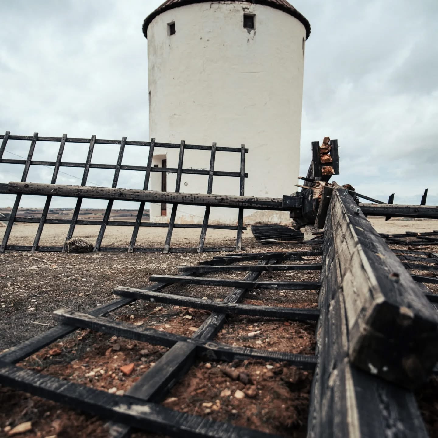 Aspas rotas de uno de los molinos de viento de Mota del Cuervo (Cuenca).