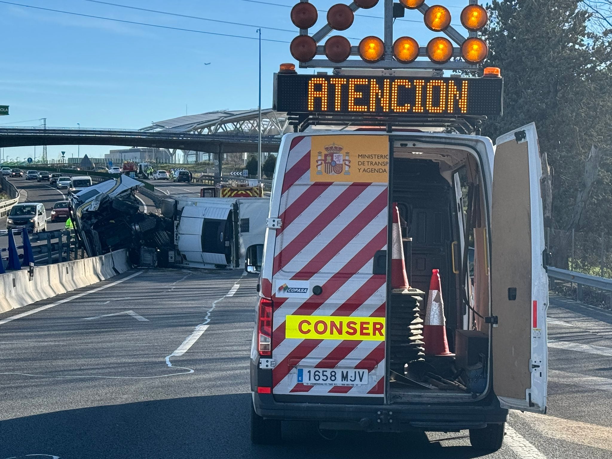 Un camión accidentado colapsa la A1 en la tarde del domingo