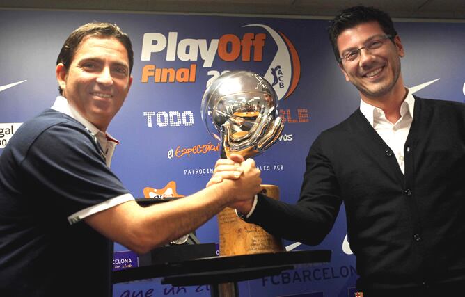 Los entrenadores del F.C. Barcelona, Xavi Pascual, y del Bizkaia Bilbao Basket, Fotis Katsikaris, durante el acto de presentación de presentación de la final de la Liga ACB que comenzarán a disputar ambos equipos en el Palau Blaugrana de Barcelona.