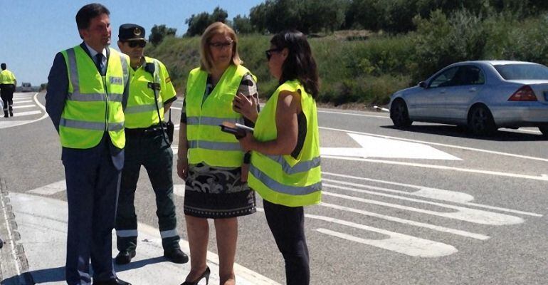 La subdelegada del Gobierno, Francisca Molina, en el centro, ha visitado el tramo de la A-316 donde se han instalado guías sonoras.