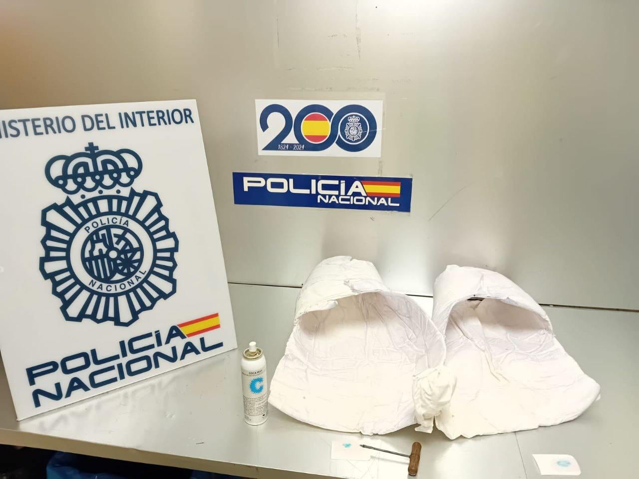 La armadura que se colocó la detenida sobre muslos y glúteos