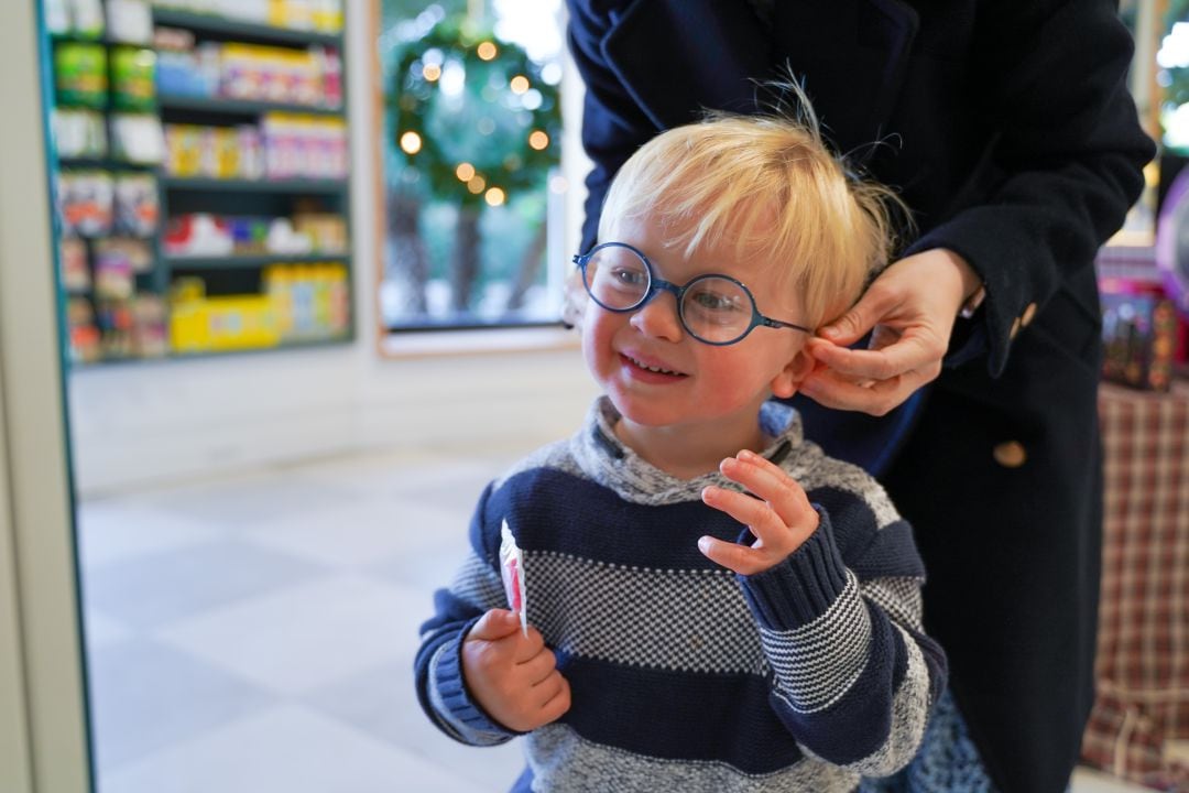 Un niño se prueba unas gafas. 