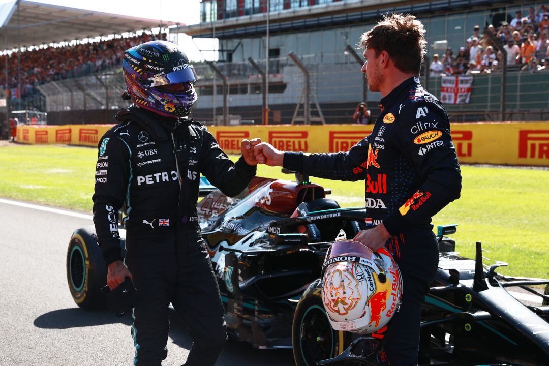 Saludo entre Lewis Hamilton y Max Verstappen