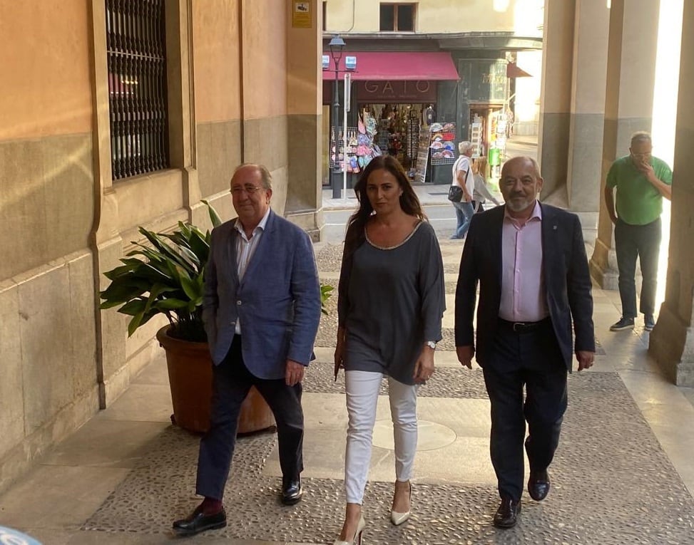 La portavoz de Vox en el Parlament, Idoia Ribas, entrando a la reunión acompañada de los diputados Agustín Buades y Sergio Rodríguez.
EUROPA PRESS
27/10/2023