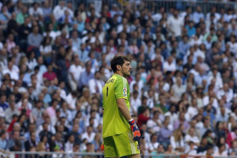 El portero del Real Madid, Iker Casillas, contesta a los pitos del Bernabéu