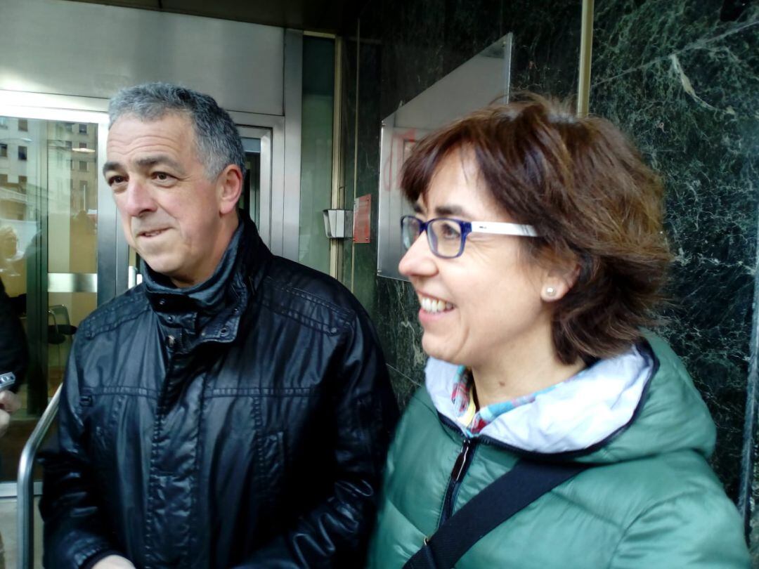Mikel Manzano y Arantza Altuna, padres del joven guipuzcoano Mikel, fallecido el 11 de enero en la N-121-A junto a su amigo Xabier Taberna Telletxea. Los familiasres de las víctimas acudieron a la sede del Defensor del Pueblo de Navarra antes de acudir al Parlamento de Navarra. 