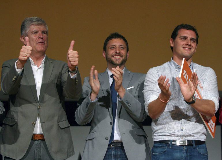 GRA425. TARRAGONA, 11/05/2015.- El líder de Ciudadanos, Albert Rivera, acompañado del candidato a la alcaldía de Tarragona, Ruben Viñuales (c), y el secretario general de la formación, Matias Alonso (i), tras el mitín celebrado en el Palacio de Congresos de Tarragona. EFE/Jaume Sellart