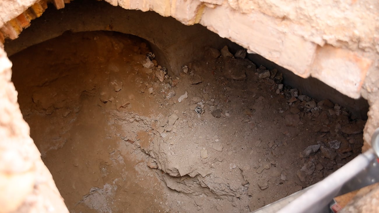 Se trata de un recinto subterráneo de planta rectangular