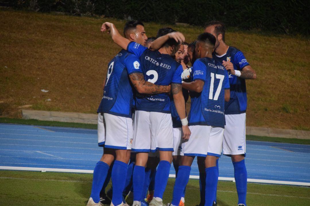 Los jugadores del Linares celebran el gol de Cervera ante el Almería B