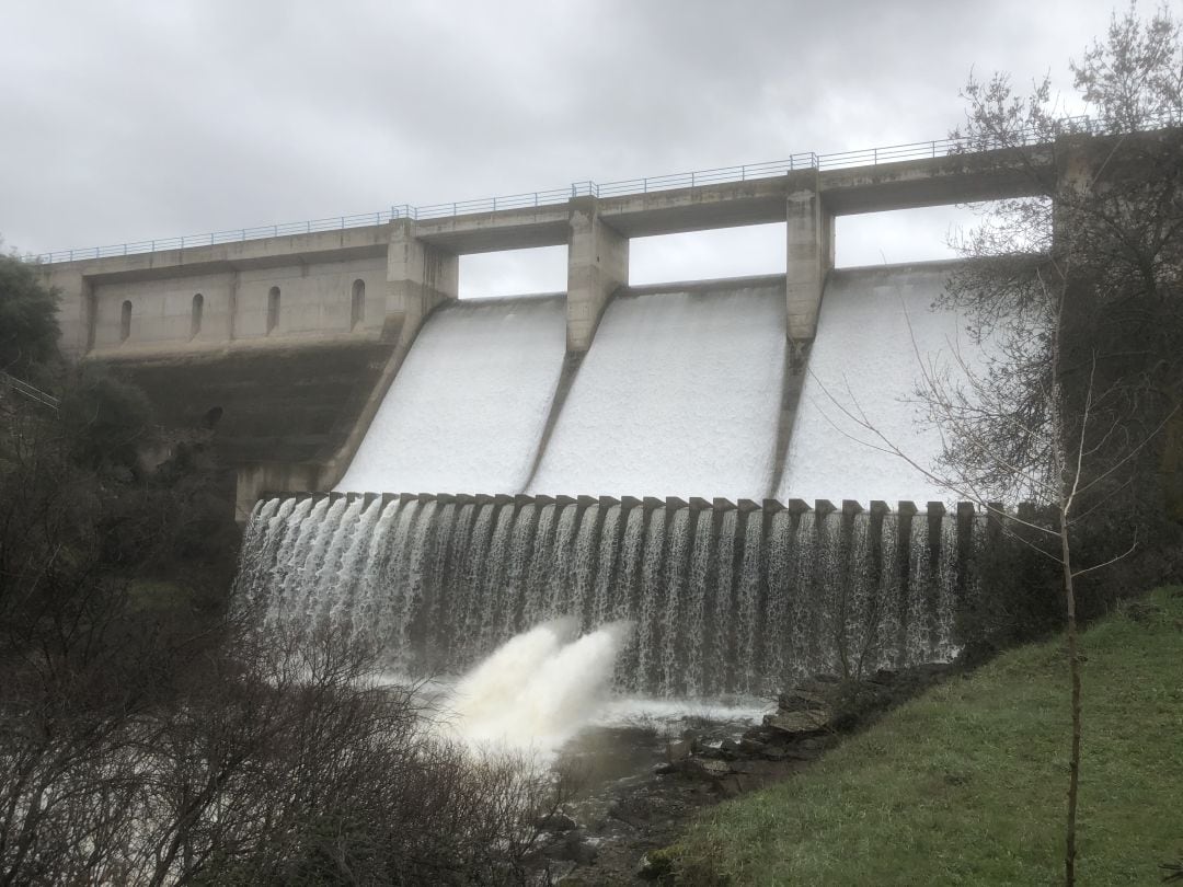 Compuertas abiertas en la presa del Gévalo