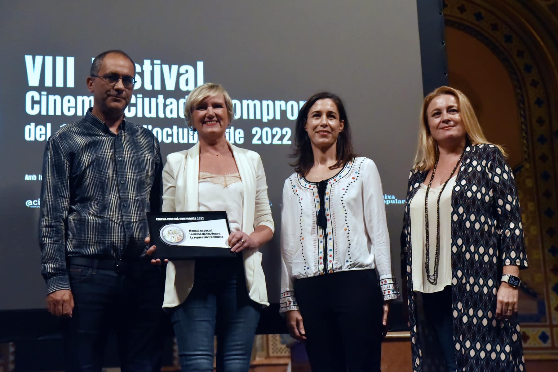 Santi Hernández y Matilde Alcaraz recibiendo la mención especial por el documental 'La presó de les dones' en el Festival del Cinema Ciutadà Compromés.