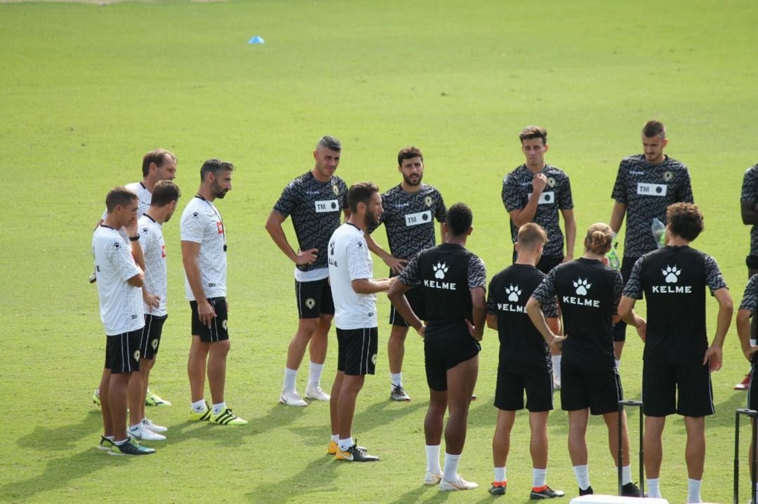 Planagumà da instrucciones a los jugadores del Hércules CF